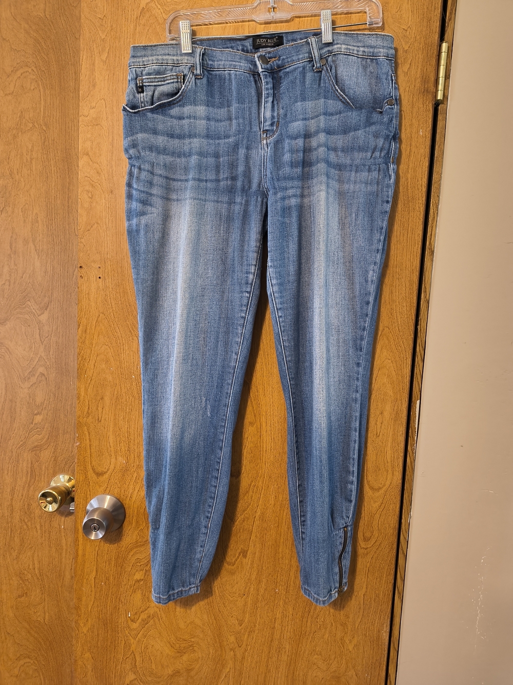 Judy Blue Women's Mid-Rise Slim Jeans in Light Blue